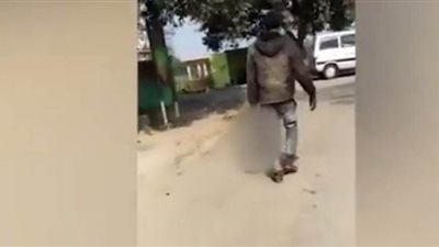 هندي يقطع رأس زوجته ويسير بها في الشارع مغنيًا النشيد الوطني | فيديو