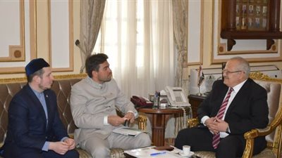 رئيس جامعة القاهرة يبحث التعاون مع وفد  أكاديمية بلغار الإسلامية