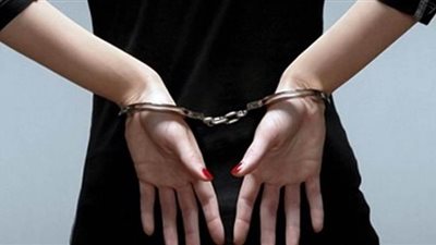 ضبط سيدة وزوجها بتهمة استقطاب فتيات لممارسة الرذيلة في المعصرة