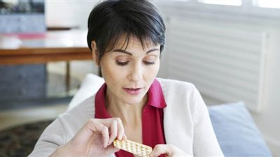 طبيب أورام يحذر السيدات من تناول أدوية الهرمونات التعويضية.. تزيد من فرصة الإصابة بسرطان الثدي.. ويستمر تأثيرها 20 عاما