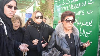 فنانون يشاركون  في دفن نادية لطفي بمقابر الواحات | فيديو