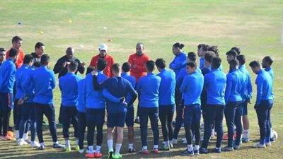 إيمانويل أمونيكي يجتمع بلاعبي المقاصة ويعالج الأخطاء| صور