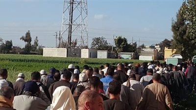 بعد شنقها في ظروف غامضة... المئات يشيعون جثامين أسرة الرحمانية بالبحيرة