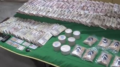 شاهد.. لحظة سقوط تشكيلين عصابيين لتجارة المواد المخدرة بأسيوط والبحيرة