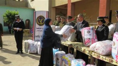 الداخلية توزع بطاطين وسلع غذائية خلال قوافل إنسانية وخدمية بالقرى الأكثر احتياجا| فيديو