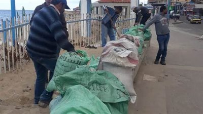 مصدات رملية بشواطئ الإسكندرية استعداد لنوة الأمطار