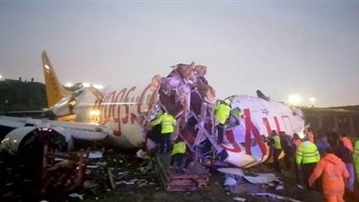 إصابة 21 شخصا في حادث انشطار الطائرة التركية| فيديو وصور