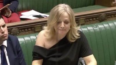 كشف كتفها.. فستان نائبة فاضح يثير أزمة سياسية| فيديو وصور