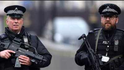 شاب يقتل أمه وزوجها ثم سافر في رحلة سياحية