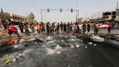 مقتل 6 أشخاص وإصابة 20 في هجوم لأنصار الصدر على المحتجين بالعراق