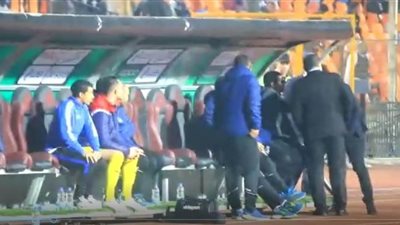 طارق العشري يرفض قرار طرده من مباراة الزمالك والجماهير تهتف ضده| فيديو