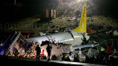 مصرع شخص وارتفاع عدد المصابين لـ 157 في حادث انشطار طائرة بإسطنبول