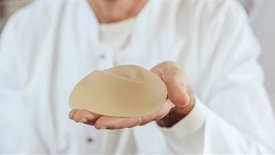 استشاري يؤكد: حشوات السيليكون آمنة ودائمة.. ولا تسبب سرطان الثدي