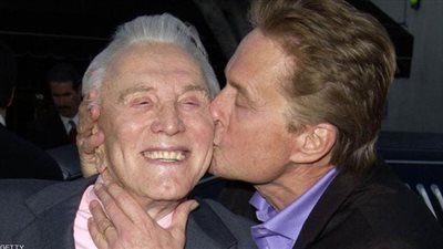 وفاة أسطورة هوليوود كيرك دوجلاس عن عمر ١٠٣ أعوام