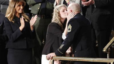 ترامب يفاجئ سيدة بإعادة زوجها من أفغانستان | فيديو وصور