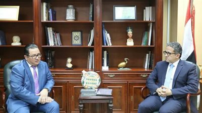 سفير كازاخستان يطالب وزير السياحة بتشغيل خط طيران مباشر للقاهرة