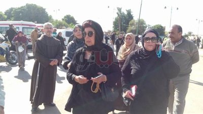 وصول ميرفت أمين ودلال عبد العزيز ورجاء الجداوي لجنازة نادية لطفي
