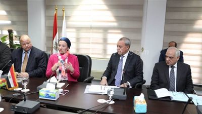وزيرة البيئة تعقد اجتماعا موسعا لمناقشة أوضاع المقالب العشوائية ومدافن القمامة