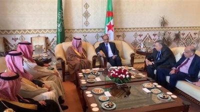 لمواجهة تركيا.. وزير خارجية السعودية يصل الجزائر لبحث الأزمة الليبية