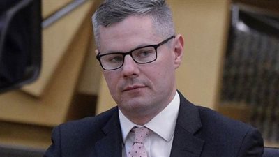 راوده عن نفسه.. فضيحة أخلاقية لوزير مع مراهق تنهى مستقبله السياسي| صور