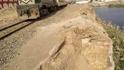 انهيار جزئي بالجسر الصخري يهدد ركاب  قطار 