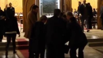 لحظة سقوط صفية العمري أثناء خروجها من عزاء نادية لطفي | فيديو