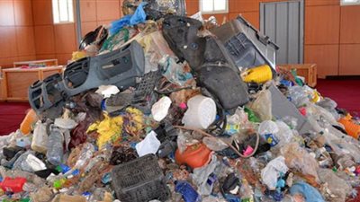 مصادرة 6 أطنان رول بلاستيك مجهولة المصدر داخل مصنع بأكتوبر