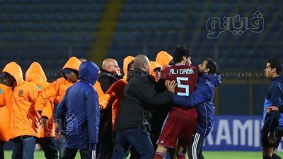 علي جبر يحاول الاعتداء على حكم مباراة الأهلي وبيراميدز | صور