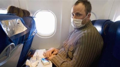 مطار القاهرة يعزل ١٣ راكبا بسبب الشهادات الصحية