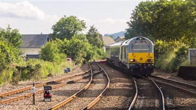 لحظة خروج قطار عن مساره واحتراقه في كندا | فيديو