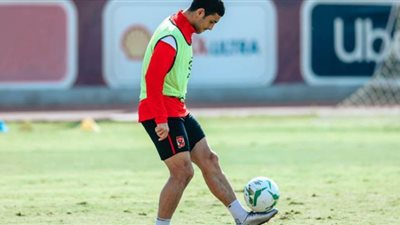 أيمن أشرف يؤدي تدريبات بدنية على هامش مران الأهلي