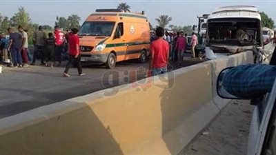 إصابة 10 أشخاص في حادث تصادم بطريق 