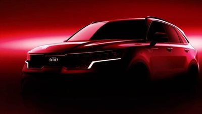 كيا سورينتو تحمل تصميما هجوميا ومصابيح متصلة بالشبك الأمامي