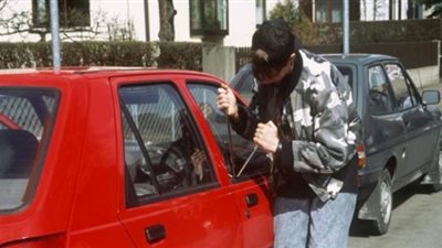 القبض على تشكيل عصابي لسرقة السيارات بحدائق القبة