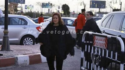 أشرف زكي ودلال عبدالعزيز وإلهام شاهين أول الحضور في عزاء نادية لطفي