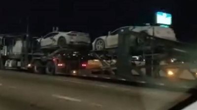 نقل سيارة شيفروليه كورفيت Z06 إلى مصنع جنرال موتورز في ولاية أريزونا | فيديو