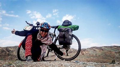 تونسية تسافر لأداء العمرة بالدراجة الهوائية | صور