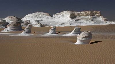 محمية الصحراء البيضاء تحملك خارج كوكب الأرض| فيديو