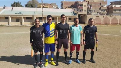 مدير فني يشارك لاعبي فريقه بالتشكيل الأساسي في مباراة رسمية ببني سويف