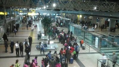 مطار القاهرة يستقبل ١٣ مرحَّلًا من السعودية لمخالفتهم شروط الإقامة