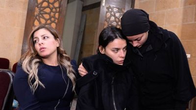 نجوم الفن في عزاء والدة الفنانة هبة السيسي | صور