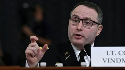 كلفته تاريخه الوظيفي.. البيت الأبيض يقيل مسؤولًا بمجلس الأمن القومي شهد ضد ترامب