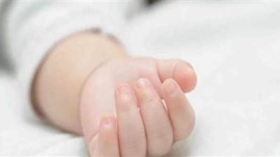 النيابة تأمر بضبط منتقبة ألقت طفلة رضيعة في الشارع بالعتبة