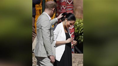 مصفف شعر زوجته.. وظيفة جديدة للأمير هاري بعد التخلي عن مهامه الملكية | فيديو