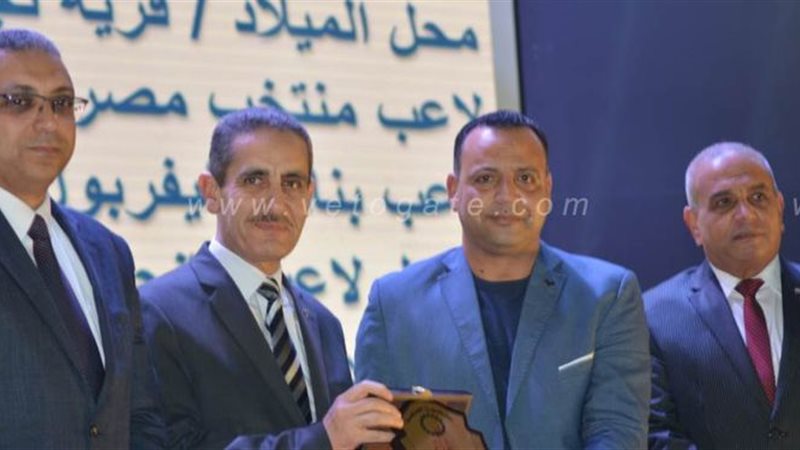 خال محمد صلاح يتسلم