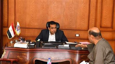 نائب محافظ قنا يستقبل عددا من المواطنين لبحث شكواهم | صور