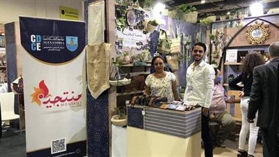 طلاب جامعة الإسكندرية بمعرض تراثنا للحرف اليدوية