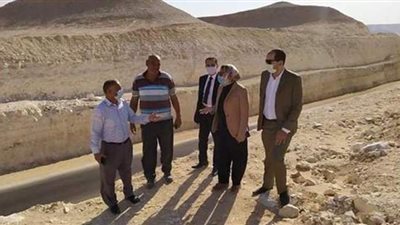 نائب محافظ الوادى الجديد تتابع استكمال أعمال محور تنيدة - منفلوط