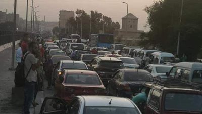 انتظام حركة السيارات على الطرق السريعة.. وكثافات مرورية بالقاهرة والجيزة