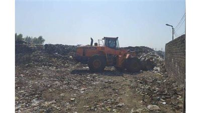 رفع 200 طن قمامة ومخلفات صلبة من المقلب الوسيط بمركز أبوقرقاص بالمنيا